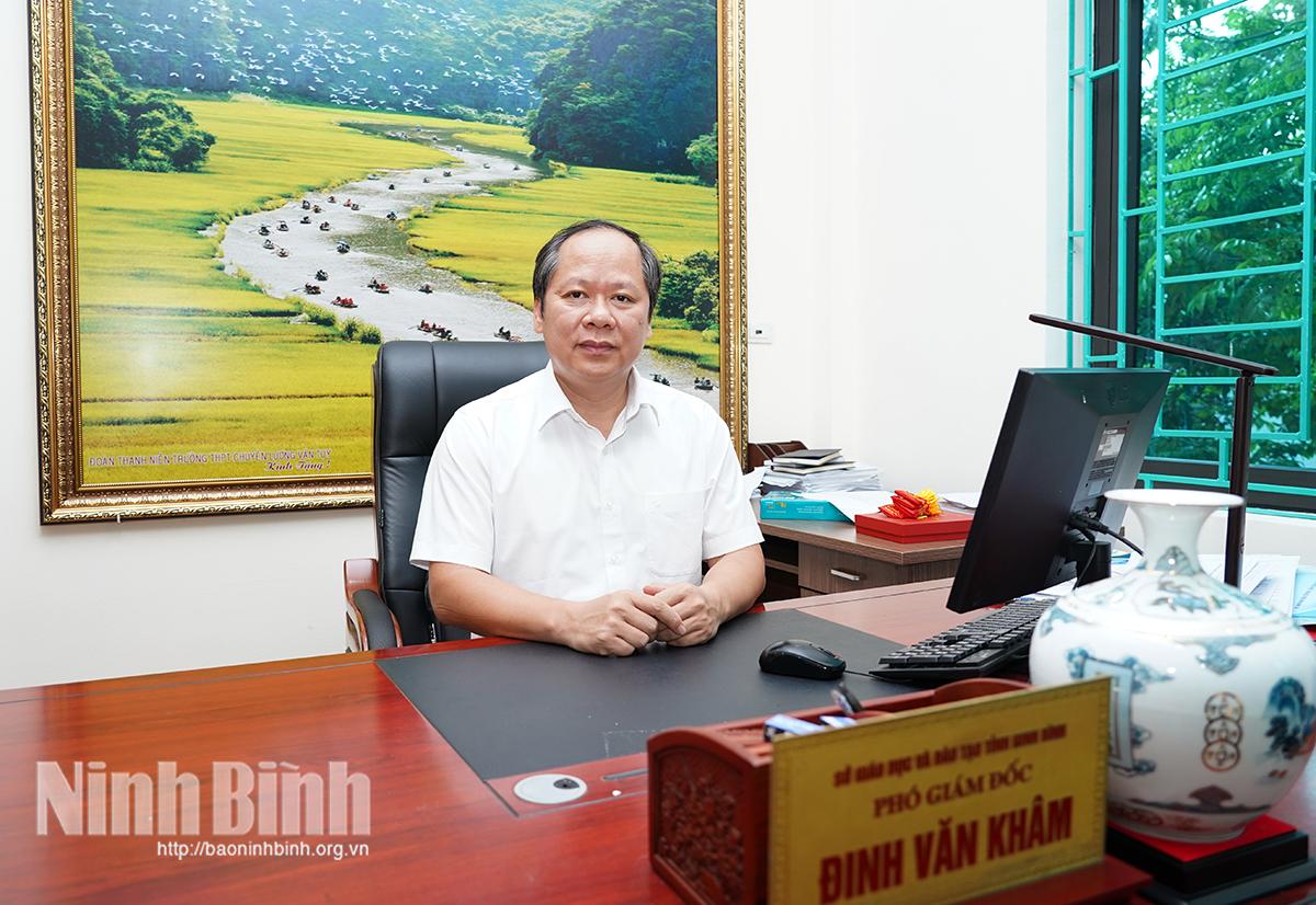 Ông Đinh Văn Khâm, Phó Giám đốc Sở Giáo dục và Đào tạo Ninh Bình trả lời phỏng vấn của Báo Ninh Bình điện tử.
