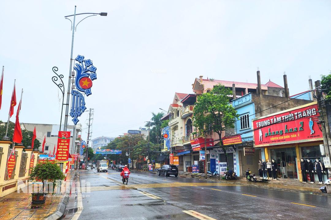 Tuyến đường trung tâm xã Vĩnh Trụ được chỉnh trang sạch đẹp, hệ thống pa-nô, khẩu hiệu được trang hoàng tạo diện mạo khang trang, hiện đại.