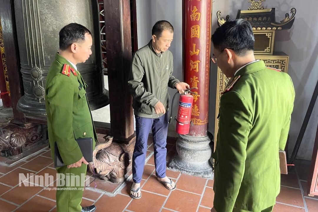 Đội Chữa cháy và cứu nạn, cứu hộ khu vực Vụ Bản, Công an tỉnh Ninh Bình hướng dẫn doanh nghiệp sử dụng các biện pháp phòng cháy, chữa cháy.