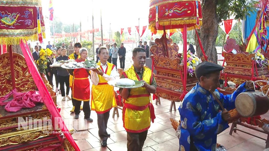 Người dân xã Yên Thành (cũ) nay là xã Đồng Thái làm bánh dày dâng Vua để thể hiện lòng tri ân với các bậc tiền nhân. Ảnh: CTV