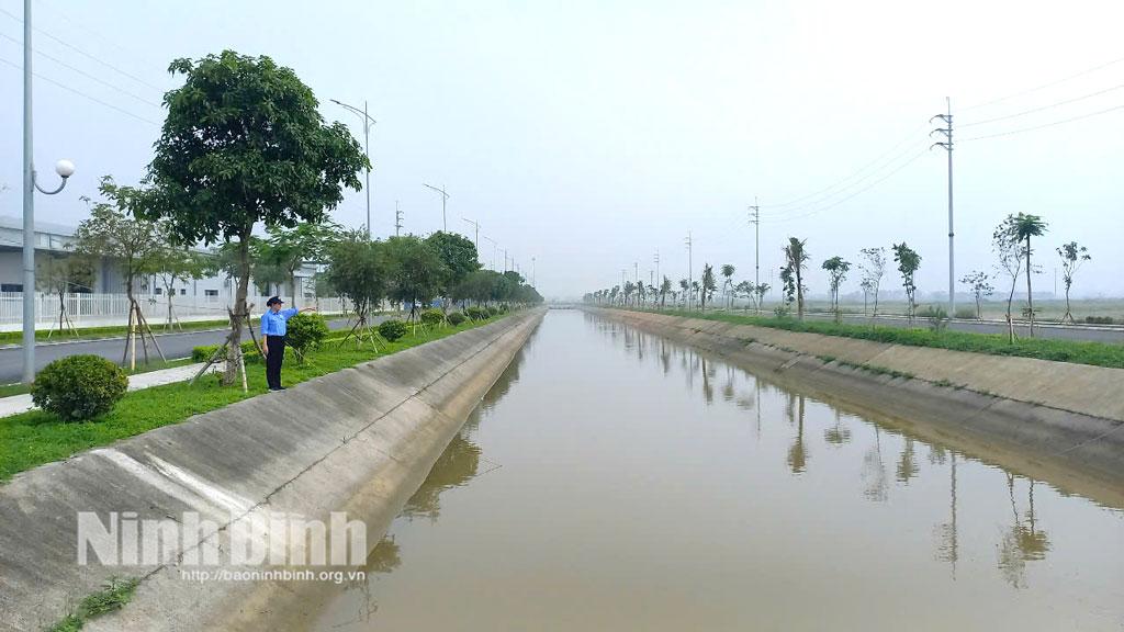 Kênh tiêu thoát nước tại Khu công nghiệp Thái Hà đảm bảo dòng chảy thông thoáng.