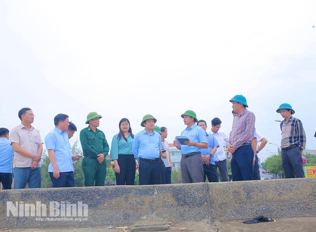 Đồng chí Phạm Quang Ngọc, Phó Bí thư Tỉnh ủy, Chủ tịch UBND tỉnh và đoàn kiểm tra tại khu vực đê kè Hải Thịnh 3, xã Hải Thịnh.