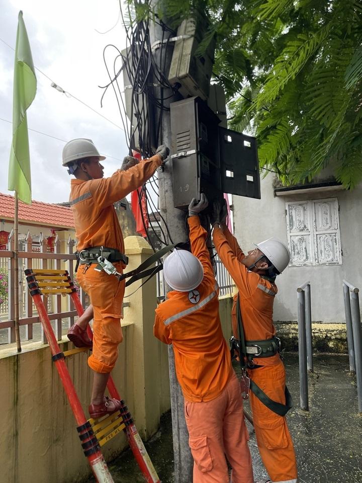 Công nhân Công ty Điện lực Ninh Bình kiểm tra, sửa chữa hệ thống điện, đảm bảo an toàn trong mùa mưa bão. Ảnh: PC Ninh Bình