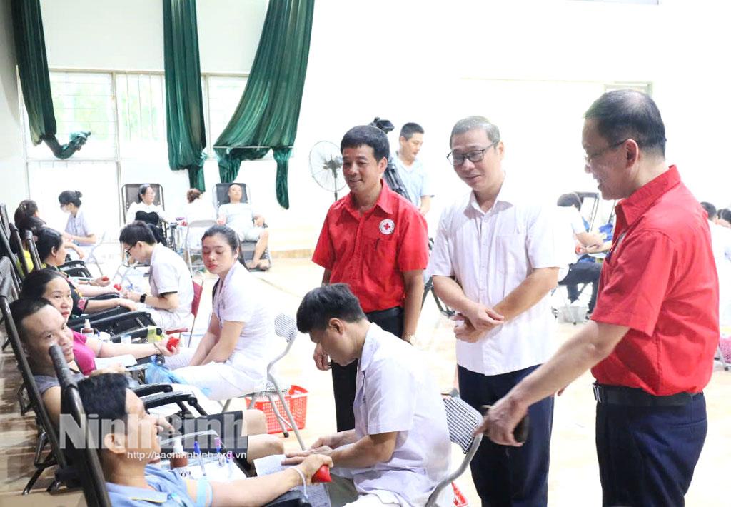 Lãnh đạo Hội Chữ thập đỏ tỉnh động viên các tình nguyện viên hiến máu.