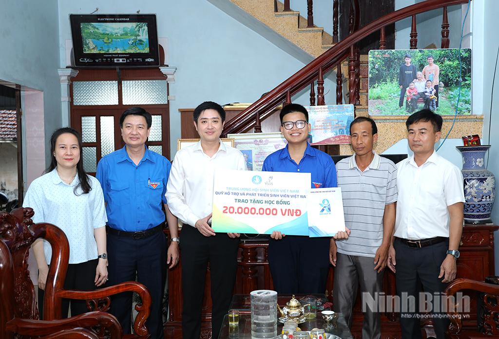 Đồng chí Lâm Tùng, Ủy viên Ban Chấp hành Trung ương Đoàn, Phó Trưởng Ban Công tác thanh, thiếu nhi Ủy ban Trung ương MTTQ Việt Nam, Phó Chủ tịch Trung ương Hội Sinh viên Việt Nam trao tặng 20 triệu đồng từ Qũy hỗ trợ và phát triển sinh viên Việt Nam cho em Trần Xuân Đam.