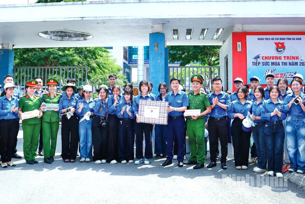 Lãnh đạo Tỉnh đoàn tặng quà động viên lực lượng thanh niên tình nguyện. Ảnh: Lê Yến