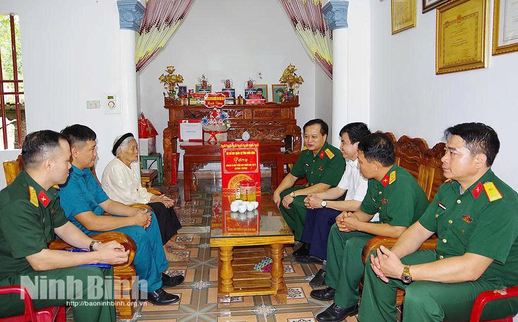 Đại tá Đinh Công Lưu, Phó Chính uỷ Bộ CHQS tỉnh thăm, tặng quà Mẹ Việt Nam anh hùng Phạm Thị Tâm ở thôn Lạng Uyển, xã Nho Quan. Ảnh: Hồng Nam