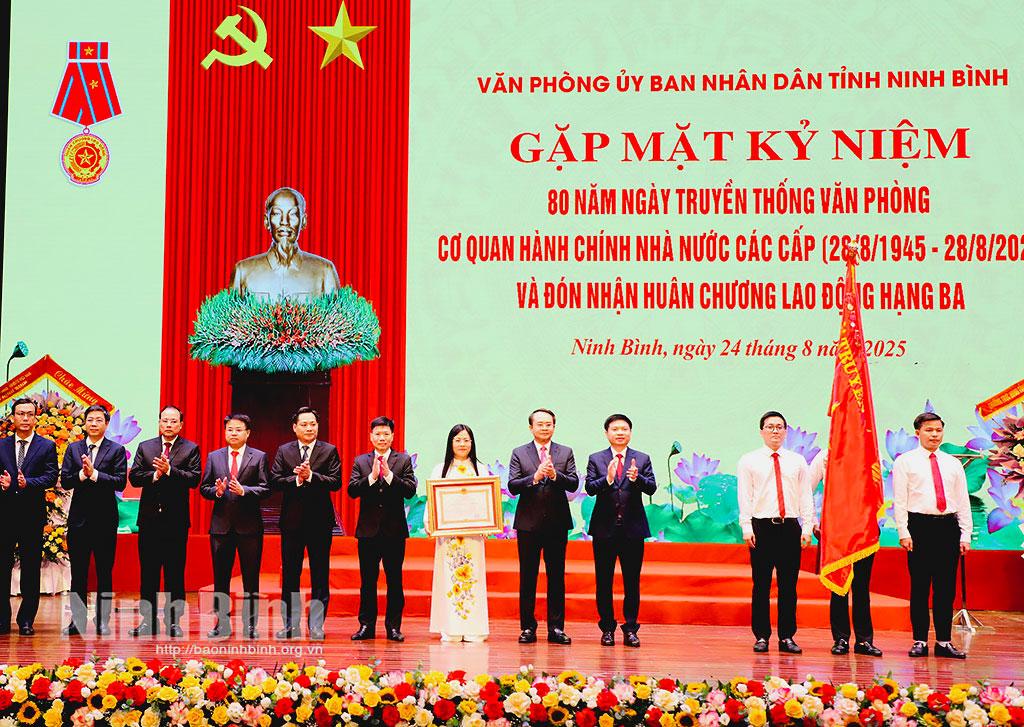 Đồng chí Trương Quốc Huy, Bí thư Tỉnh uỷ, Trưởng Đoàn đại biểu Quốc hội tỉnh trao Huân chương Lao động hạng Ba cho Văn phòng UBND tỉnh.