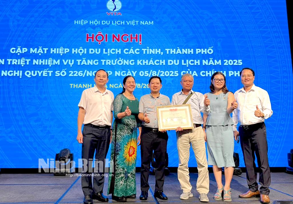 Hiệp hội Du lịch Ninh Bình nhận Bằng khen vì có thành tích xuất sắc trong triển khai Bộ tiêu chí Du lịch Xanh - VITA GREEN.