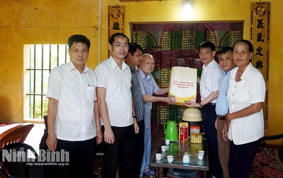 Đồng chí Trưởng Ban Tuyên giáo và Dân vận Tỉnh ủy Nguyễn Đức Toàn và đoàn thăm, tặng quà thương binh Vũ Cao Miên, xã Hải An.