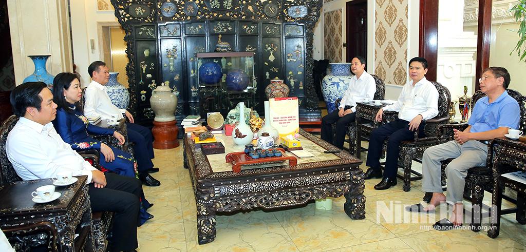 Các đồng chí Thường trực Tỉnh ủy đến thăm, tặng quà đồng chí Đinh Văn Hùng, nguyên Ủy viên Trung ương Đảng, nguyên Bí thư Tỉnh ủy, nguyên Trưởng Đoàn đại biểu Quốc hội tỉnh Ninh Bình.