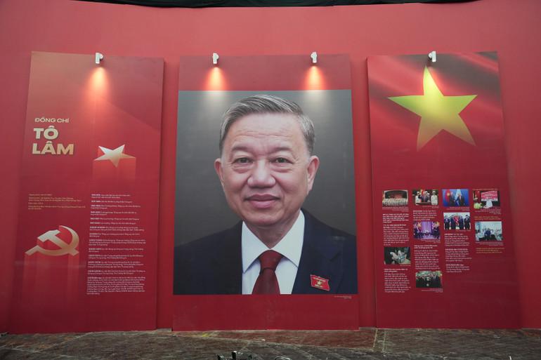 Hình ảnh và tiểu sử đồng chí Tô Lâm, Tổng Bí thư Ban Chấp hành Trung ương Đảng Cộng sản Việt Nam tại triển lãm chuyên đề “95 năm cờ Đảng soi đường".