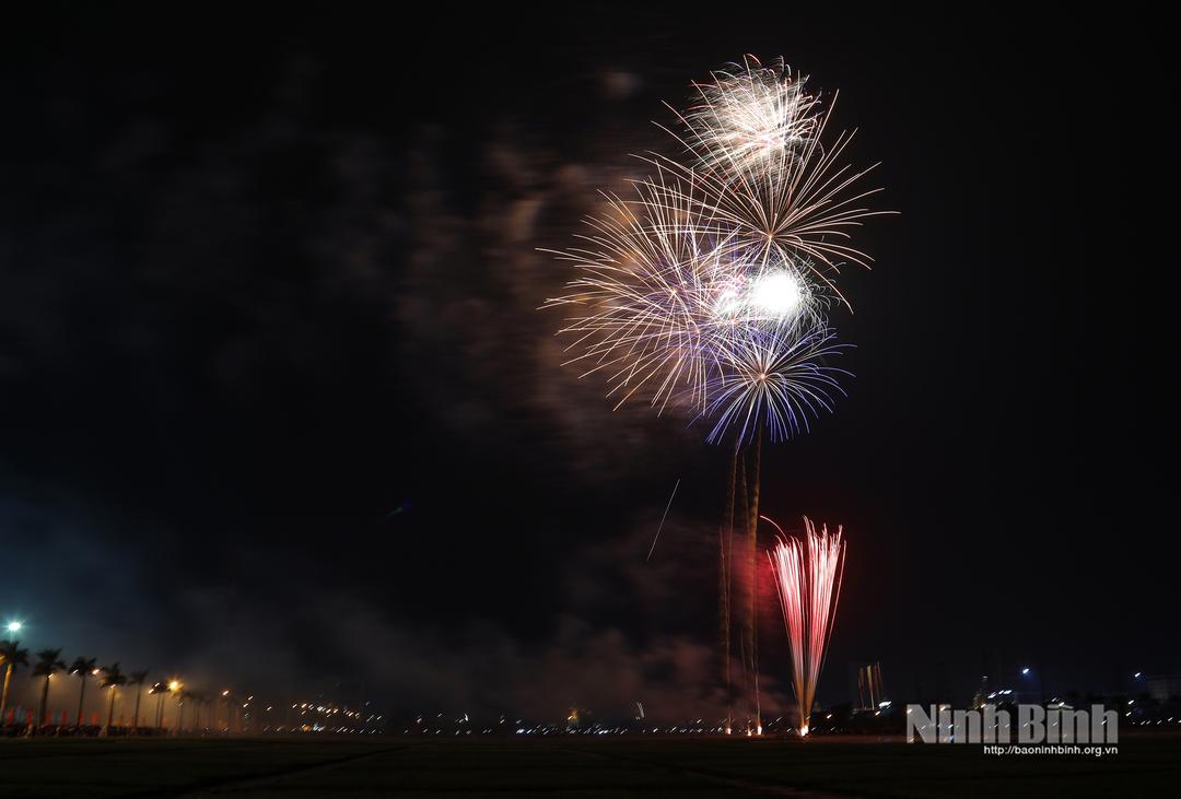 Người dân và du khách đến Ninh Bình dịp Quốc khánh 2.9 sẽ được thưởng lãm những màn trình diễn pháo hoa mãn nhãn.