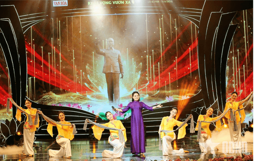 Tiết mục nghệ thuật ca ngợi Chủ tịch Hồ Chí Minh trong Chương trình nghệ thuật "Việt Nam khát vọng vươn xa". Ảnh: VIỆT LAM