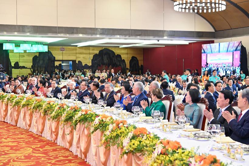 Các đồng chí lãnh đạo Đảng, Nhà nước, khách quốc tế dự buổi chiêu đãi. (Ảnh: Thủy Nguyên)