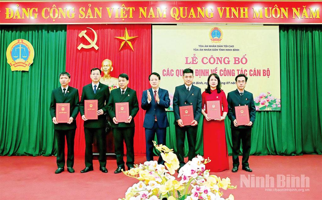 Đồng chí Nguyễn Xuân Sơn, Chánh án Tòa án nhân dân tỉnh trao Quyết định bổ nhiệm cho các Chánh Tòa, Chánh Văn phòng, Trưởng phòng thuộc Tòa án nhân dân tỉnh Ninh Bình.