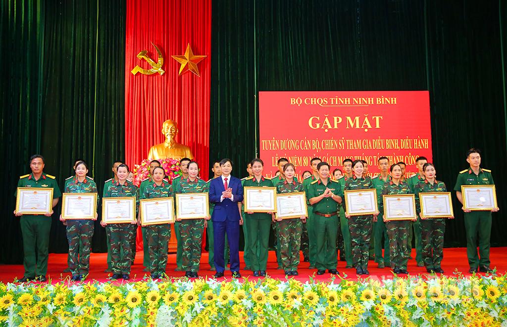 Đồng chí Phó Chủ tịch UBND tỉnh Nguyễn Anh Chức; lãnh đạo Bộ CHQS tỉnh trao Bằng khen của Chủ tịch UBND tỉnh cho các cá nhân có thành tích xuất sắc trong tham gia Lễ diễu binh, diễu hành nhân kỷ niệm 80 năm Cách mạng Tháng Tám thành công và Quốc khánh 2/9.