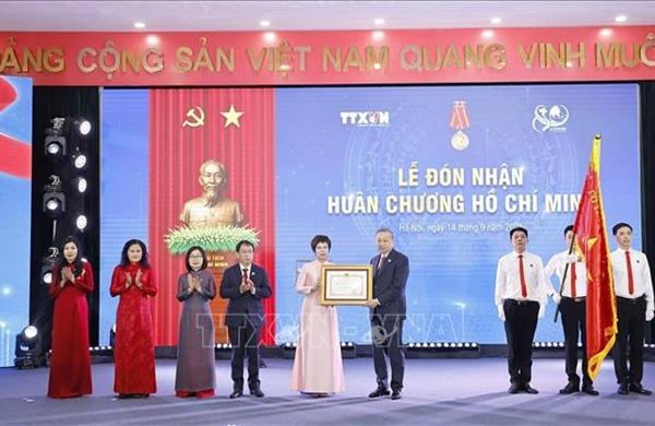Tổng Bí thư Tô Lâm trao Huân chương Hồ Chí Minh lần thứ ba cho Thông tấn xã Việt Nam. Ảnh: Doãn Tấn/TTXVN