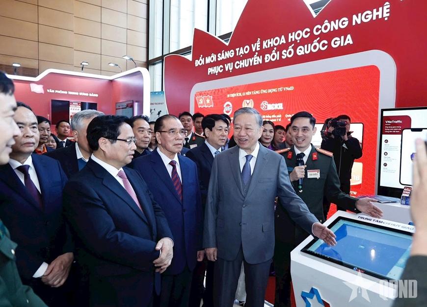Các đồng chí lãnh đạo Đảng, Nhà nước tham quan các gian hàng trưng bày tại Hội nghị toàn quốc về đột phá phát triển khoa học, công nghệ, đổi mới sáng tạo và chuyển đổi số quốc gia, tháng 1-2025 Ảnh: VIẾT THÀNH