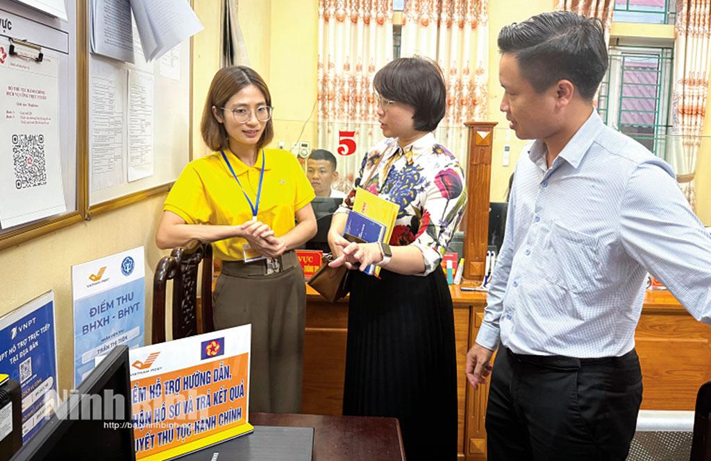 Đoàn công tác của Bộ Khoa học và Công nghệ trao đổi nghiệp vụ với cán bộ Trung tâm Phục vụ hành chính công xã Hiển Khánh.