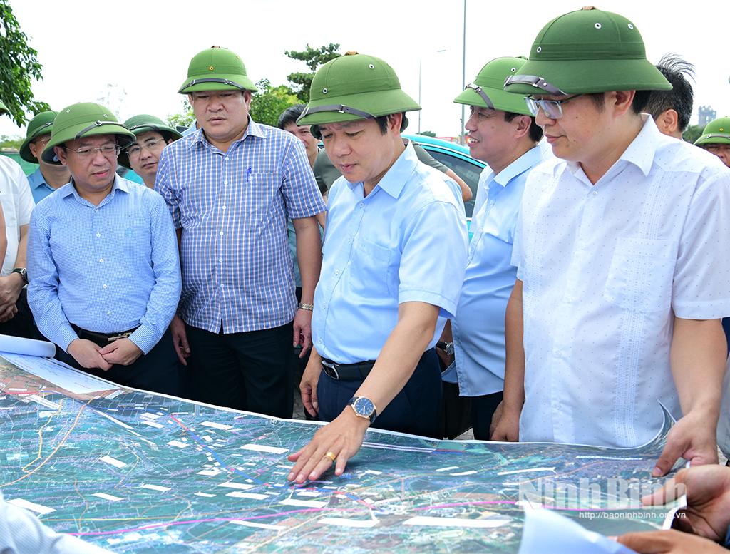 Đồng chí Phạm Quang Ngọc, Phó Bí thư Tỉnh ủy, Chủ tịch UBND tỉnh và Đoàn công tác kiểm tra tại nút giao Mai Sơn.