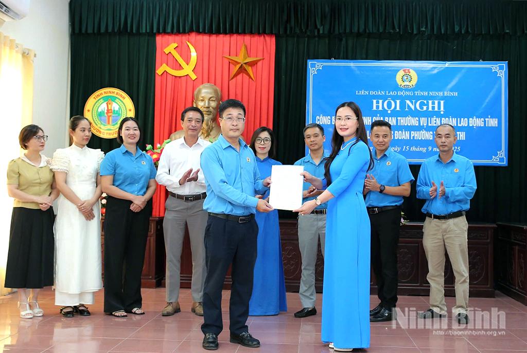 Lãnh đạo LĐLĐ tỉnh trao Quyết định thành lập cho Công đoàn phường Trường Thi.