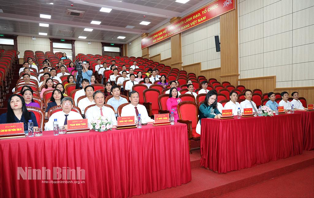 Các đại biểu và học viên dự lễ khai giảng.