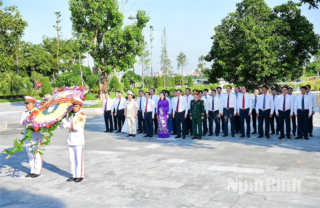 Đoàn đại biểu dâng hương tại Đài tưởng niệm các Anh hùng liệt sĩ tỉnh Ninh Bình.