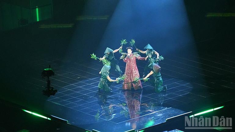 Tiết mục biểu diễn "Phù Đổng Thiên Vương" của ca sĩ Đức Phúc và ê-kíp. (Ảnh: NDO)