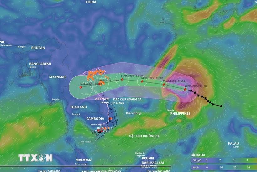Hướng di chuyển của bão Ragasa từ hệ thống giám sát thiên tai Việt Nam. (Ảnh: TTXVN)