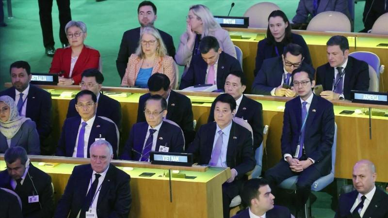 Chủ tịch nước Lương Cường cùng các thành viên đoàn Việt Nam tham dự Phiên họp cấp cao Kỷ niệm 80 năm thành lập Liên hợp quốc. (Ảnh: TTXVN)