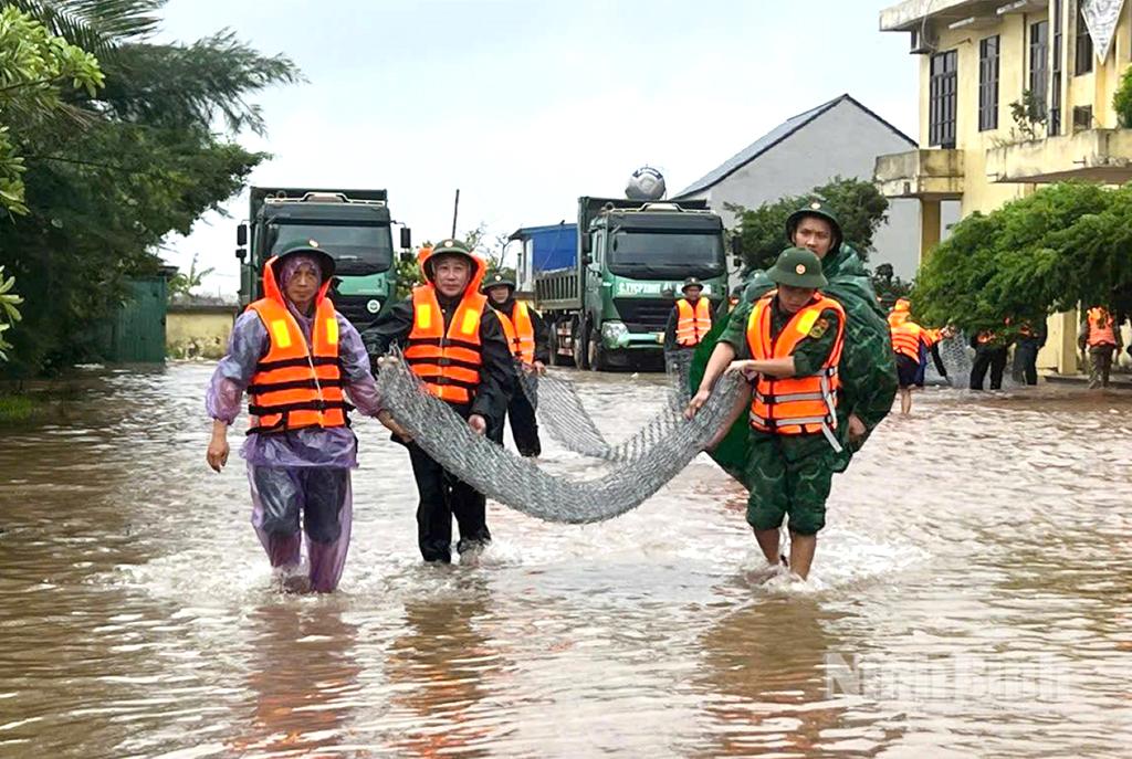 Cán bộ, chiến sĩ Ban Chỉ huy BĐBP tỉnh giúp dân khắc phục hậu quả bão số 10.