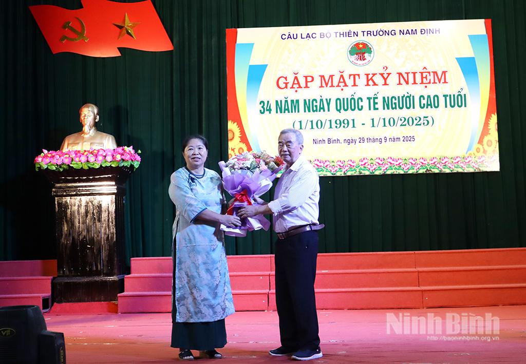 Đại biểu CLB Thúy Sơn tặng hoa chúc mừng CLB Thiên Trường Nam Định.