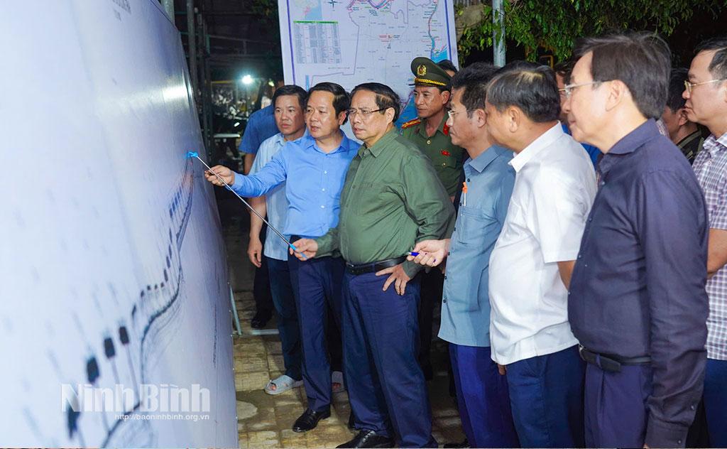 Thủ tướng Phạm Minh Chính nghe các đồng chí lãnh đạo tỉnh báo cáo về công tác khắc phục sự cố sạt, sập mái kè biển Hải Thịnh III thuộc tuyến đê biển Hải Hậu, xã Hải Thịnh.