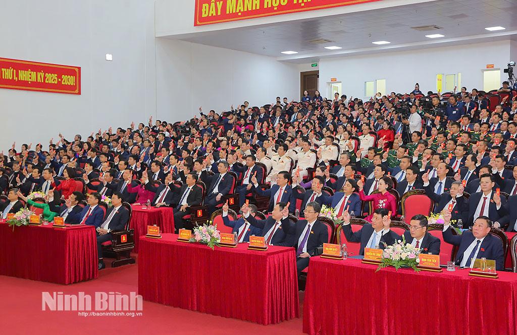 Các đại biểu biểu quyết thông qua Nghị quyết Đại hội. Ảnh: Anh Tuấn