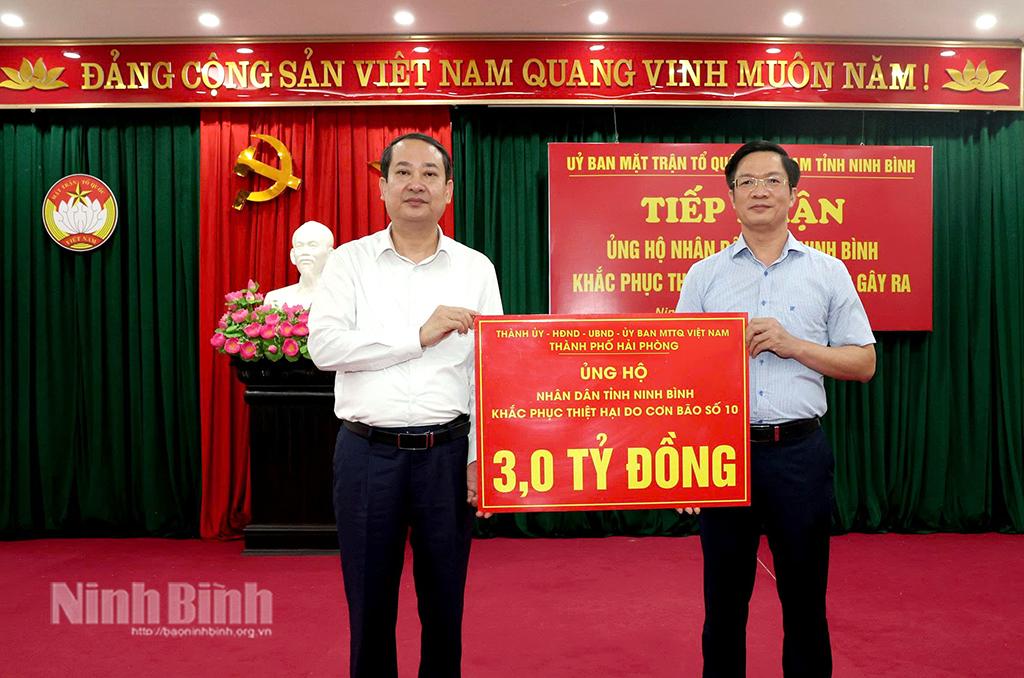 Đồng chí Phó Bí thư Thành uỷ, Chủ tịch Uỷ ban MTTQ Việt Nam thành phố Hải Phòng Phạm Văn Lập trao biển tượng trưng hỗ trợ tỉnh Ninh Bình khắc phục thiệt hại do cơn bão số 10.
