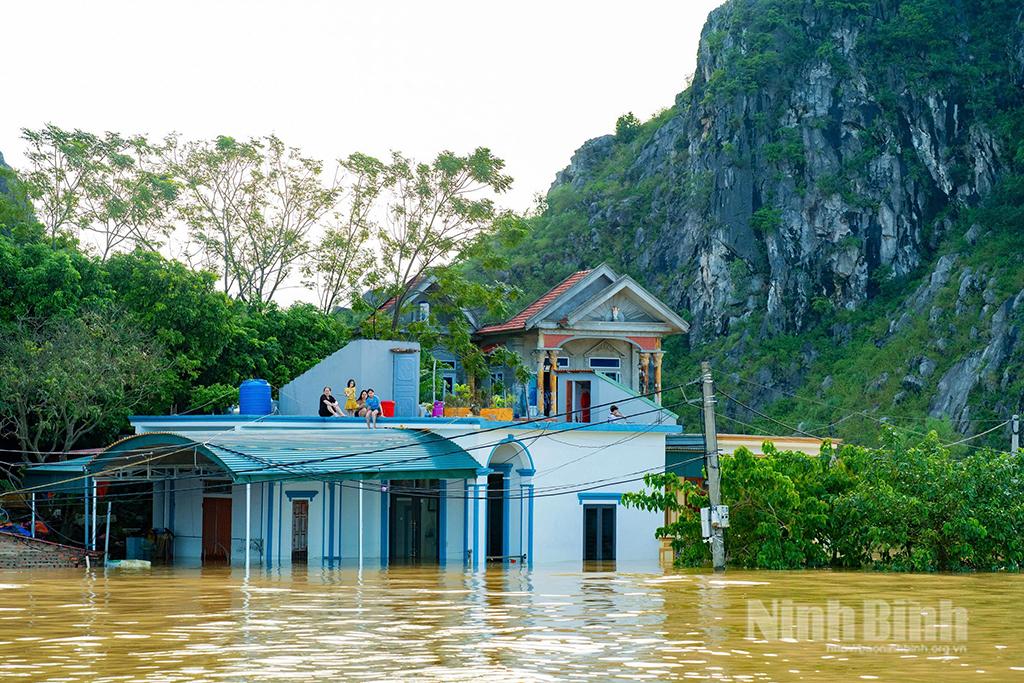 Nước lũ dâng cao khiến nhiều hộ dân tại thôn Kênh Gà, xã Gia Viễn bị cô lập.