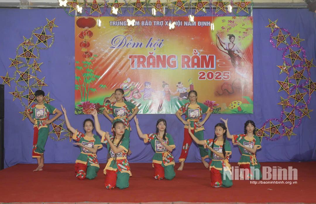 Tiết mục văn nghệ do học sinh tại Trung tâm Bảo trợ xã hội Nam Định biểu diễn tại đêm hội.