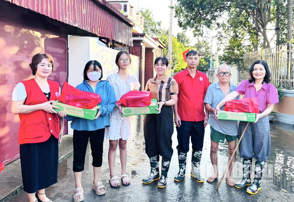 Lãnh đạo Hội Chữ thập đỏ tỉnh, chính quyền địa phương trao quà cho các hộ gia đình bị ngập lụt ở phường Phù Vân.