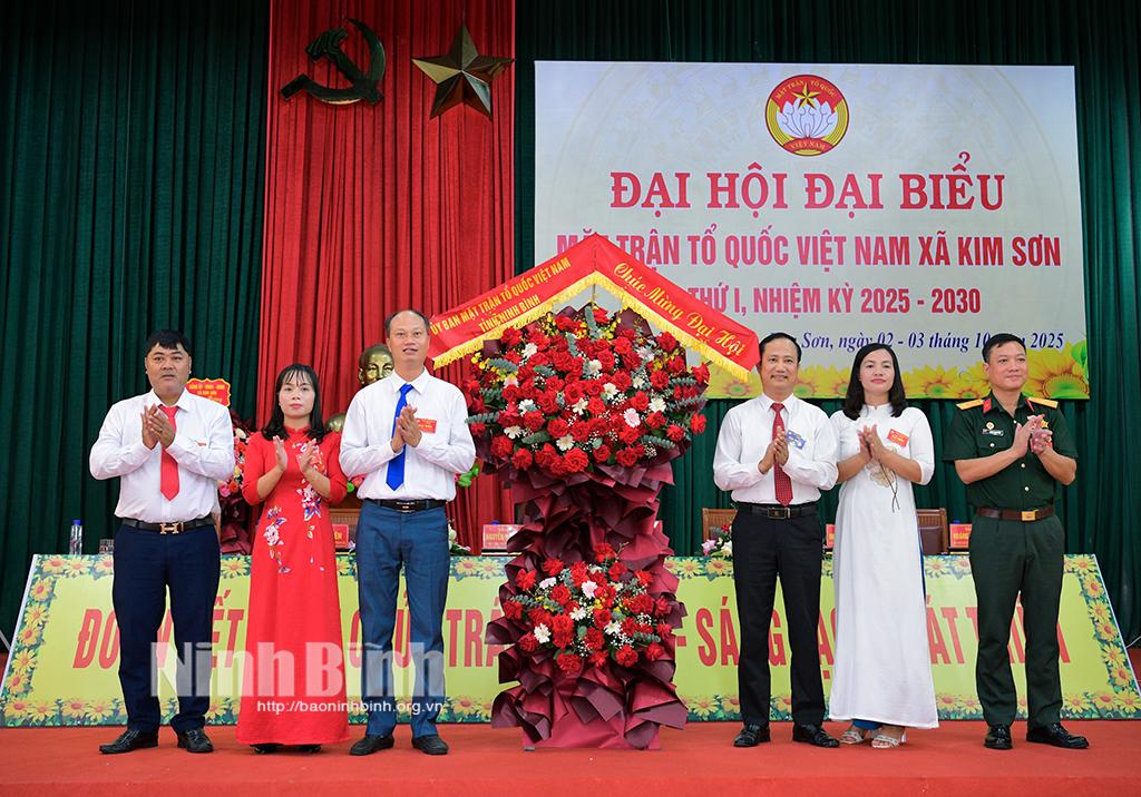 Đồng chí Trần Đăng An, Phó Chủ tịch Uỷ ban MTTQ Việt Nam tỉnh tặng hoa chúc mừng Đại hội.