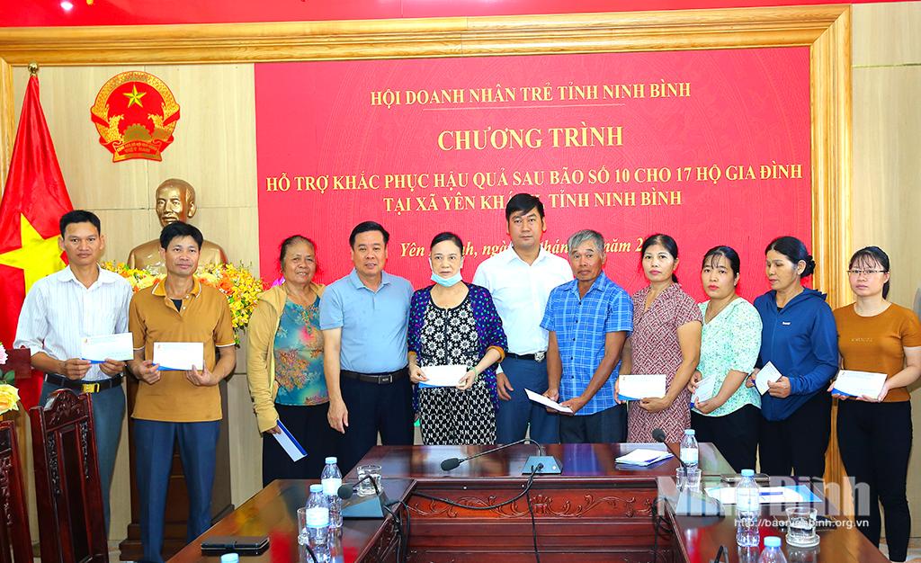 Lãnh đạo Hội Doanh nhân trẻ tỉnh Ninh Bình và lãnh đạo xã Yên Khánh trao kinh phí hỗ trợ gia đình bị thiệt hại do cơn bão số 10 tại xã Yên Khánh.