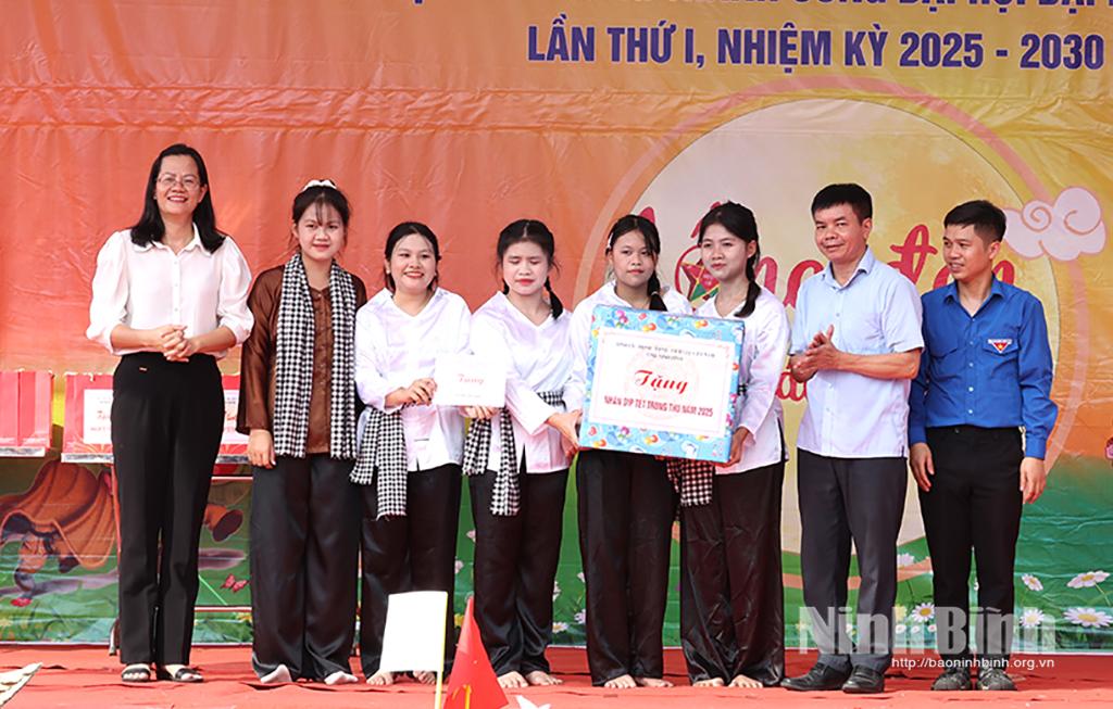 Lãnh đạo Sở Y tế thăm, tặng quà, vui Tết Trung thu cùng thiếu nhi xã Đồng Thái.