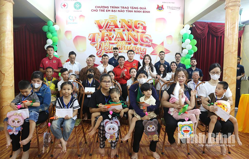 Chủ tịch CLB Bóng đá Ninh Bình và các cầu thủ trao tặng quà Trung thu cho các em nhỏ bị bại não.