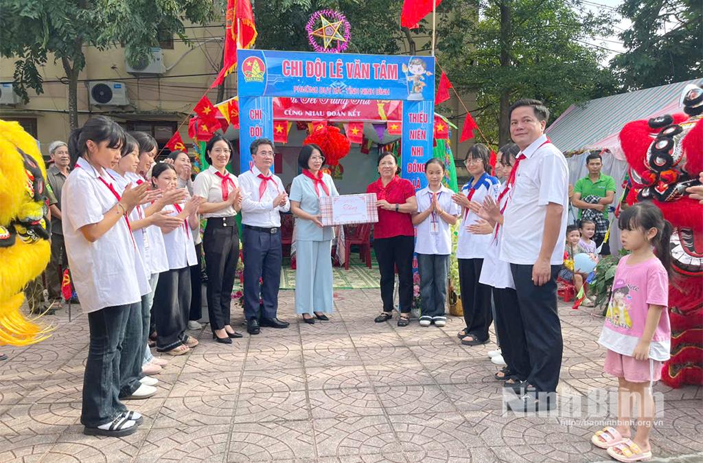 Ban tổ chức tặng quà cho Chi đội Lê Văn Tám tại Hội thi cắm trại đẹp.