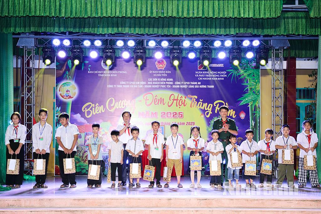 Lãnh đạo Ban Chỉ huy BĐBP tỉnh và lãnh đạo xã tặng quà cho các cháu thiếu nhi.