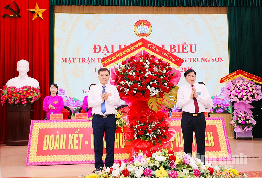 Đồng chí Nguyễn Hải Long, Tỉnh ủy viên, Phó Chủ tịch Ủy ban MTTQ Việt Nam tỉnh, Chủ tịch Liên đoàn Lao động tỉnh tặng hoa chúc mừng Đại hội đại biểu MTTQ Việt Nam phường Trung Sơn. Ảnh Đức Lam