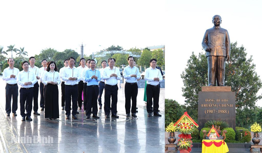Đồng chí Đặng Xuân Phong, Ủy viên Trung ương Đảng, Bí thư Tỉnh ủy, Trưởng Đoàn ĐBQH tỉnh và các đồng chí lãnh đạo tỉnh dâng hương tại Tượng đài Tổng Bí thư Trường Chinh.