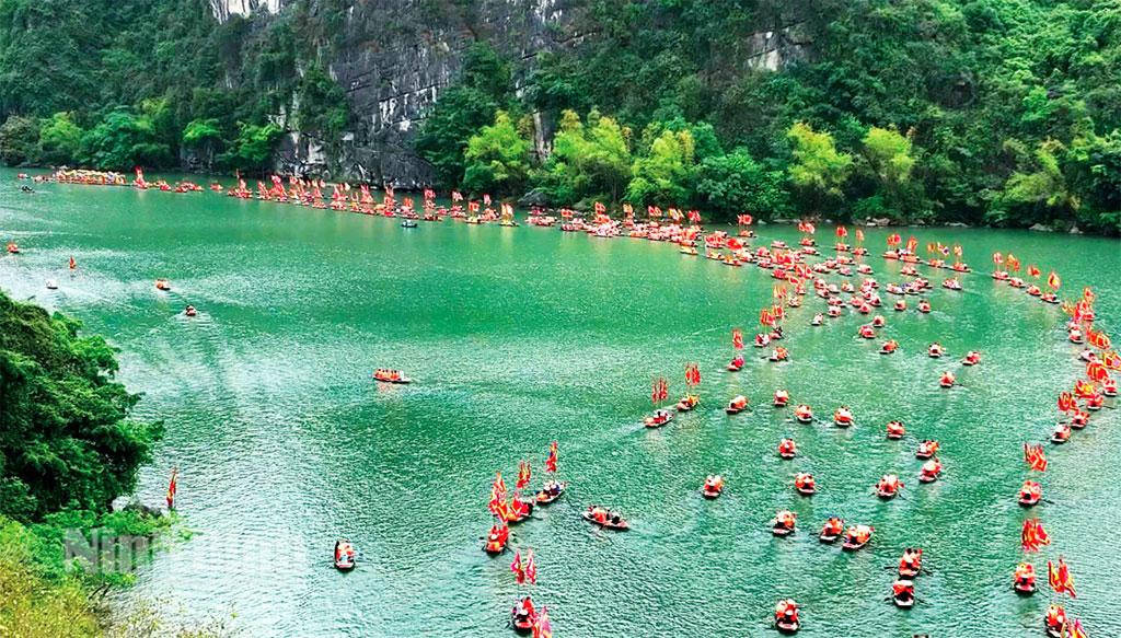 Nghi lễ rước rồng trên sông Sào Khê ở Lễ hội Tràng An. Ảnh: Ngọc Linh