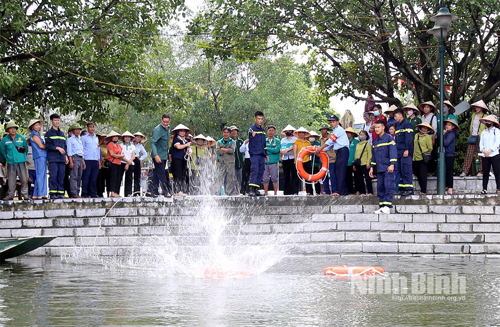 Cán bộ Phòng Cảnh sát PCCC và CNCH hướng dẫn tình huống cứu người có nguy cơ bị đuối nước.
