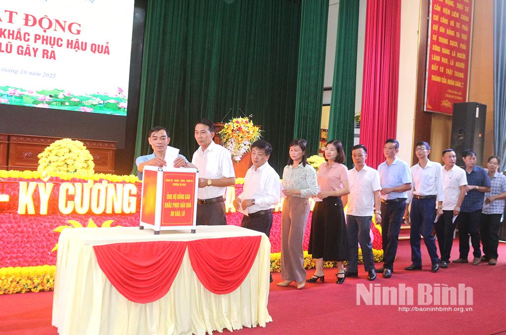 Cán bộ, công chức phường Hà Nam ủng hộ đồng bào khắc phục hậu quả bão, lũ gây ra.